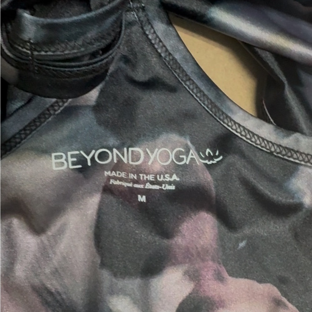 Beyond Yoga Black and Gray Leggings Set - Picture 4 of 4